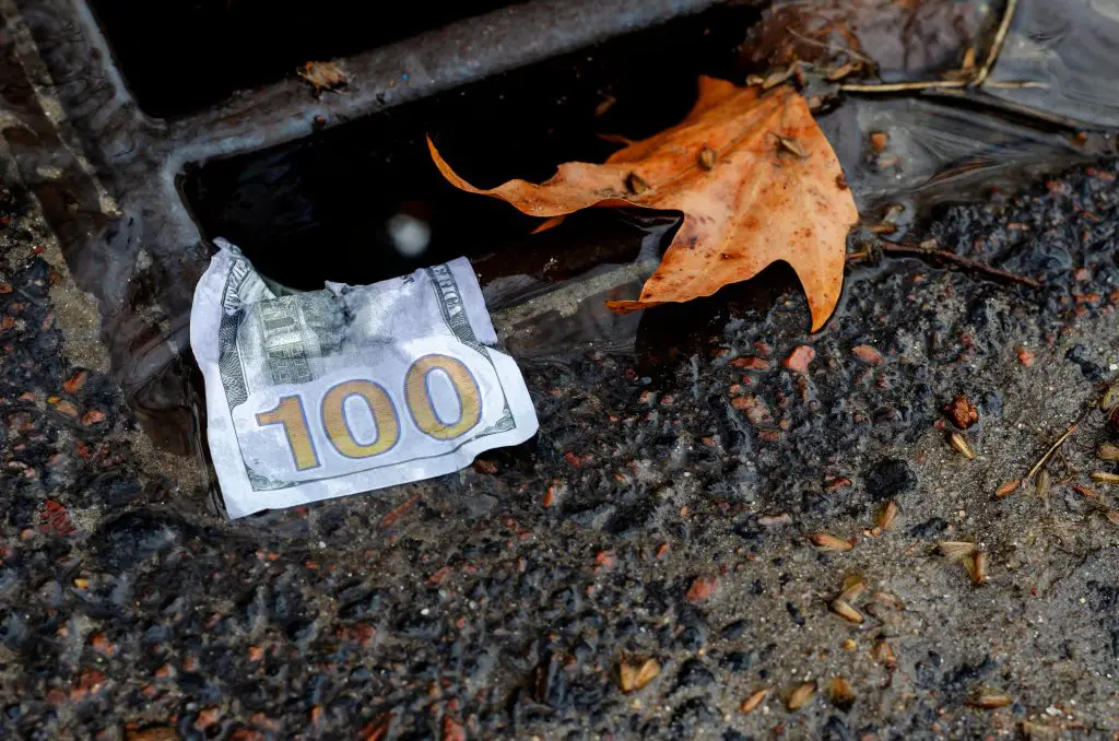 should you keep money you find on the ground?